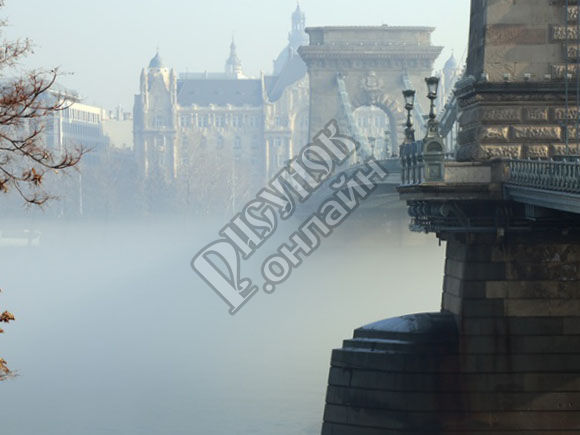 Цепной мост в Будапеште (Budapest) окутан дунайским туманом
