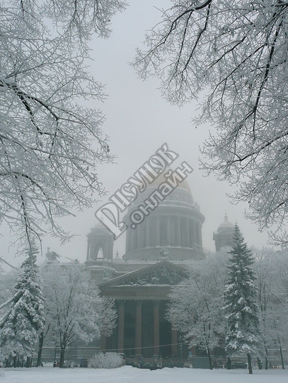 Исаакиевский собор в туманный зимний день