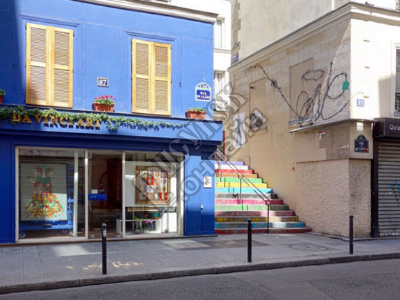 Вид на самую короткую улицу Ру де Дюгре в Париже (Rue des Degres, Pari