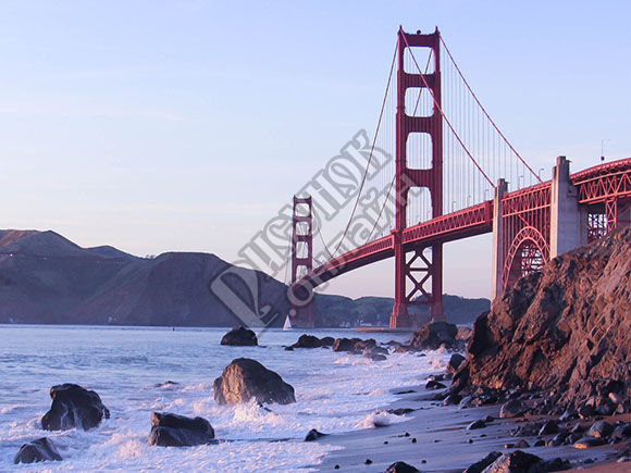 Вид на мост Золотые Ворота с берега залива Сан-Франциско, США