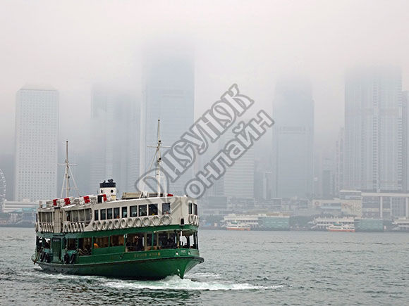 Речной пароход в Гонконге (Hong Kong), покрытым смогом